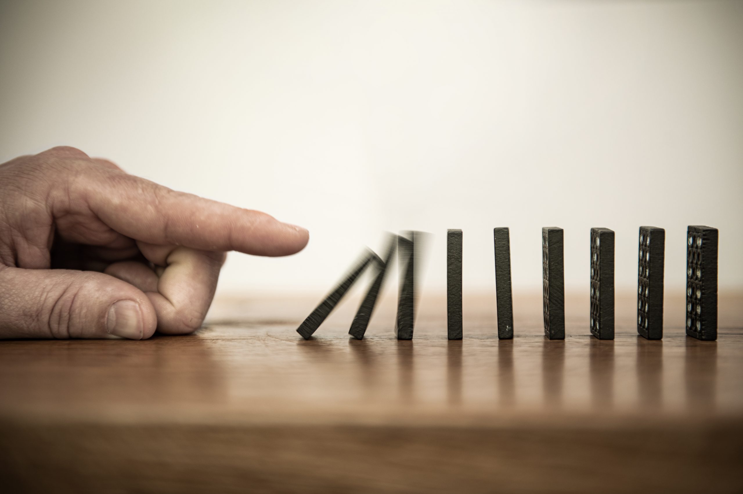 LÖSUNG N Leistungen Cut-over-Management LÖSUNG N Leistungen Cut-over-Management Motiv: Anstoß von aufgestellten Dominosteinen