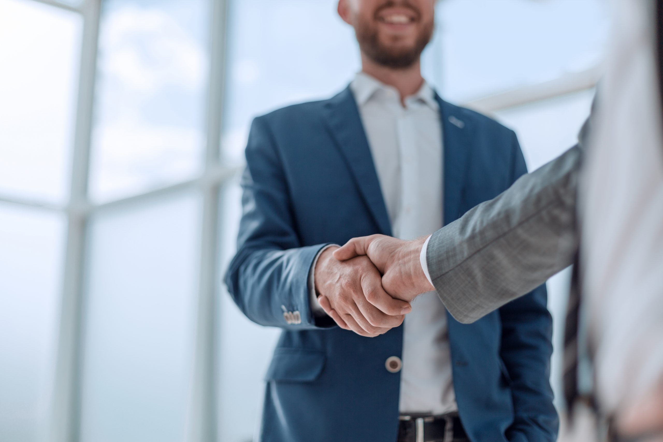 LÖSUNG N Branchen Privatwirtschaft LÖSUNG N Branchen Privatwirtschaft Motiv: Handshake und Lächeln