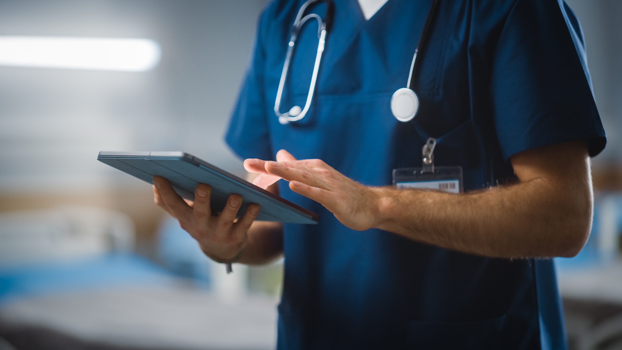 LÖSUNG N Leistungen IT im Krankenhaus LÖSUNG N Leistungen IT im Krankenhaus Motiv: Arzt am Tablet