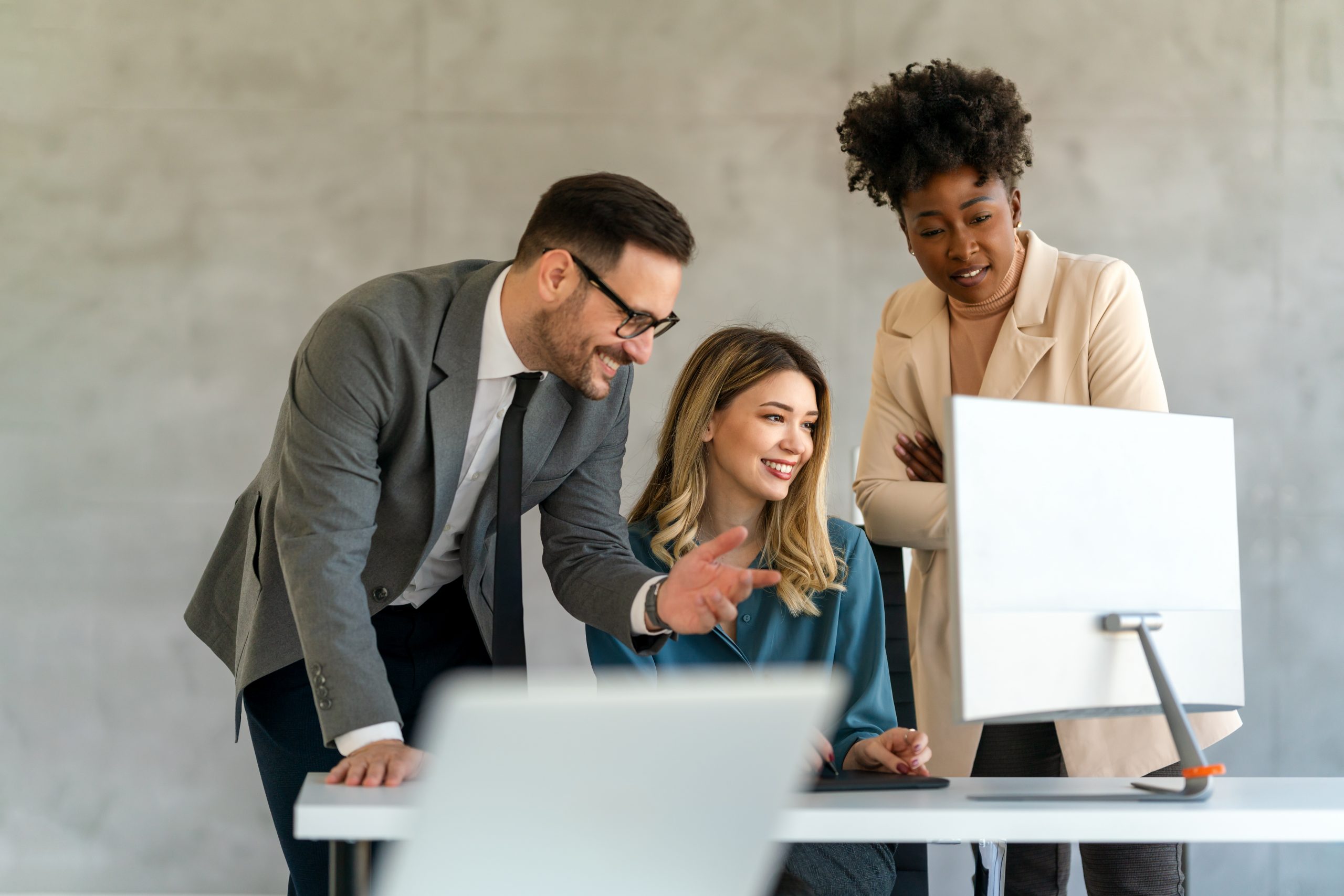 LÖSUNG N Leistung Software Einführungen und Technologietransformation LÖSUNG N Leistung Software Einführungen und Technologietransformation Motiv: Drei Menschen zusammen an einem Bildschirm im Gespräch