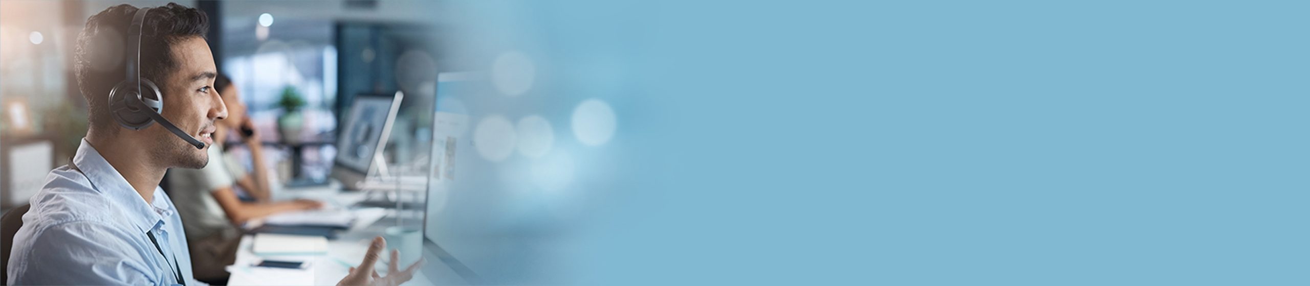 LÖSUNG N Leistungen Multi-Channel Contact Center & Omni-Kanal-Management LÖSUNG N Leistungen OKM Telefonie Motiv: Mitarbeiter im Call Center mit Headset im Kundenkontakt