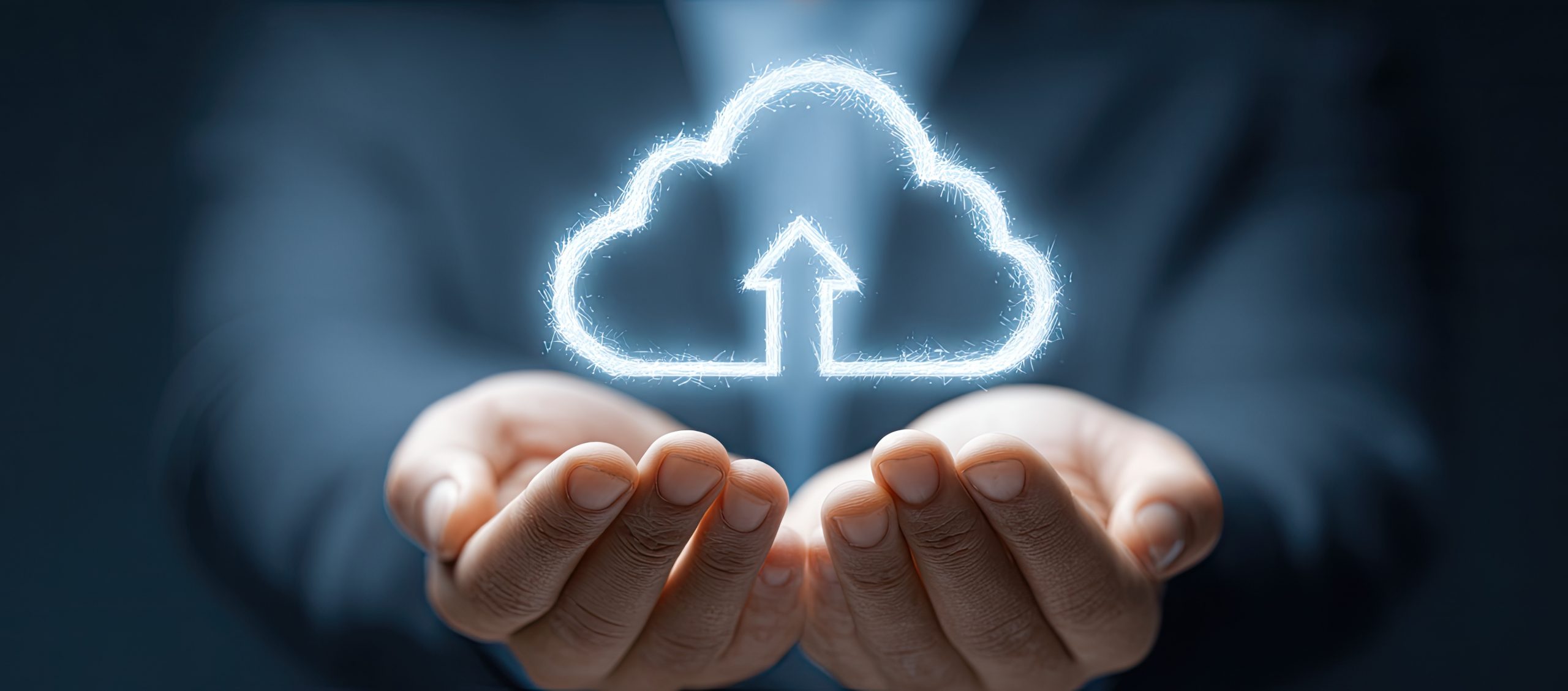 LÖSUNG N Aktuelles Cloud-Lösungen Motiv: Hands Holding a Cloud Computing Icon.