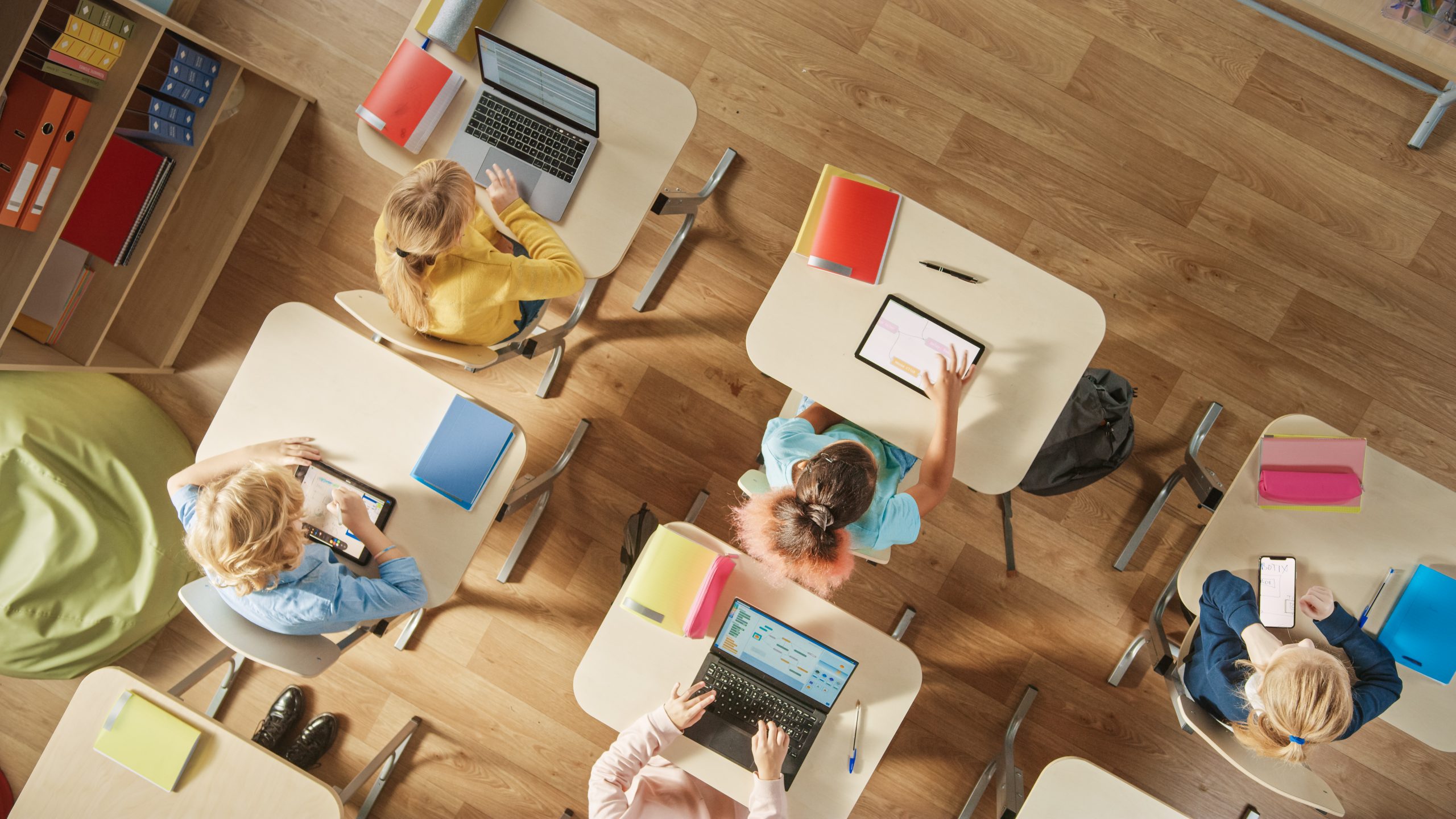 LÖSUNG N Referenz Support eLearning Schulen in Hannover. Motiv: Top View Shot in Elementary School Computer Science Classroom.