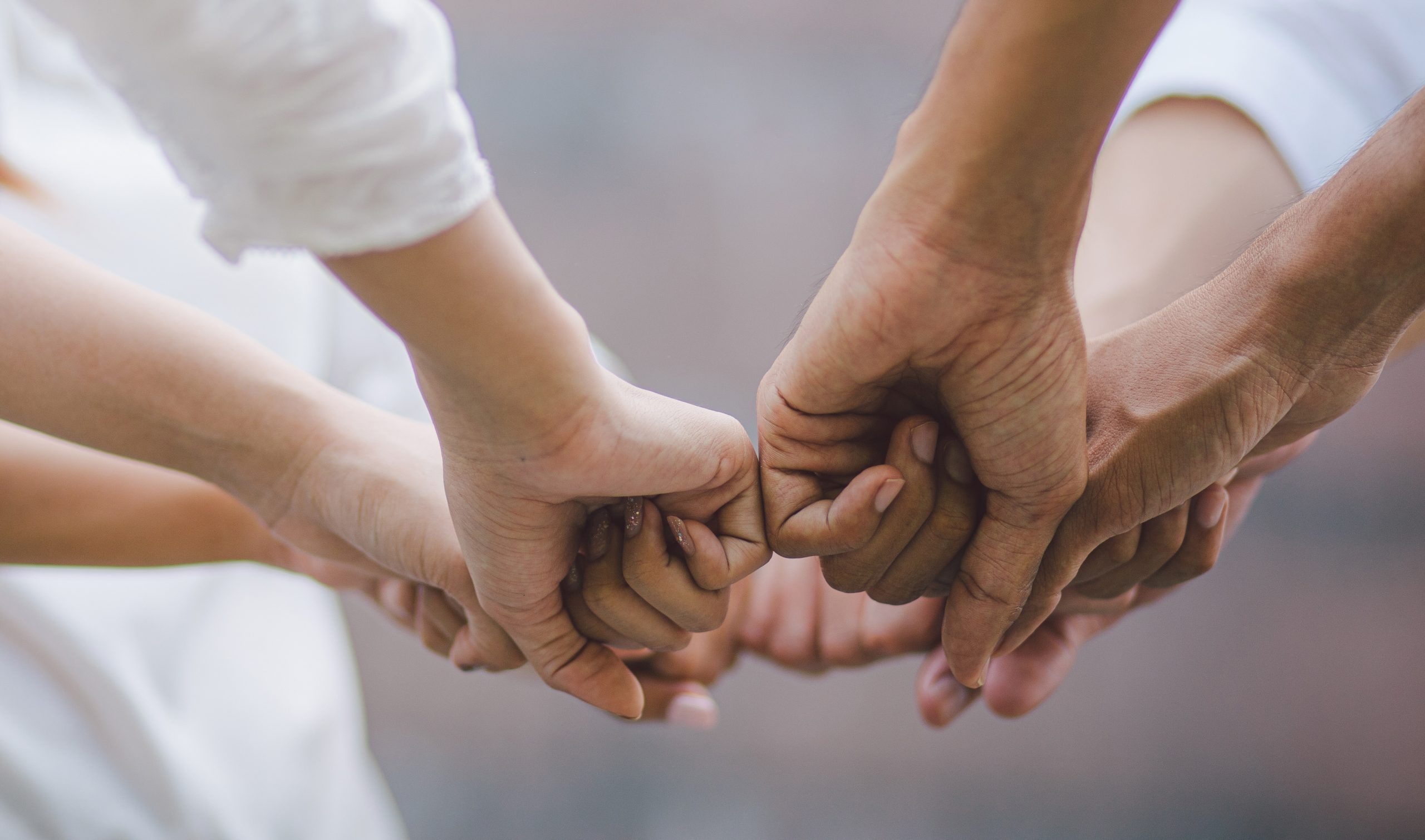 LÖSUNG N Wie wir arbeiten Passende Teams LÖSUNG N Wie wir arbeiten Passende Teams Motiv: Hände eines Teams
